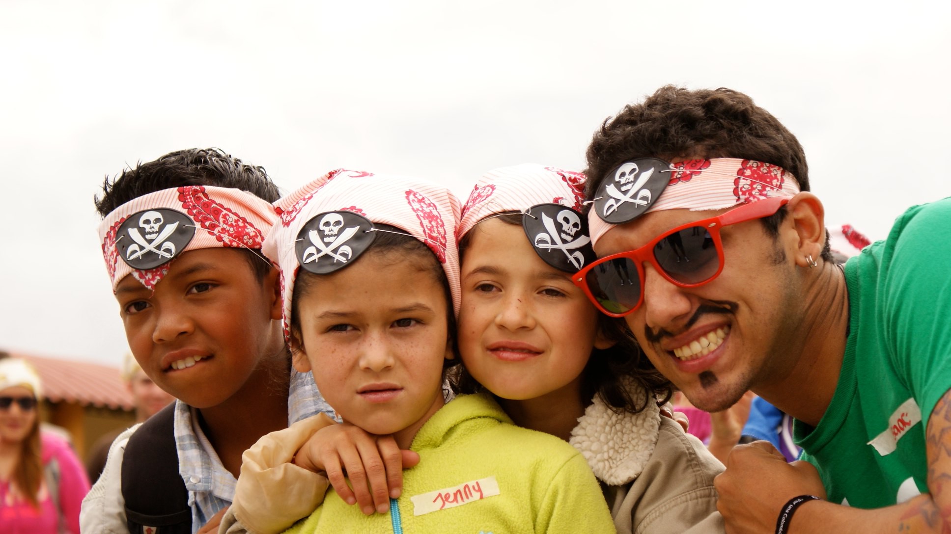 Niños y staff disfrazados de piratas en un campamento