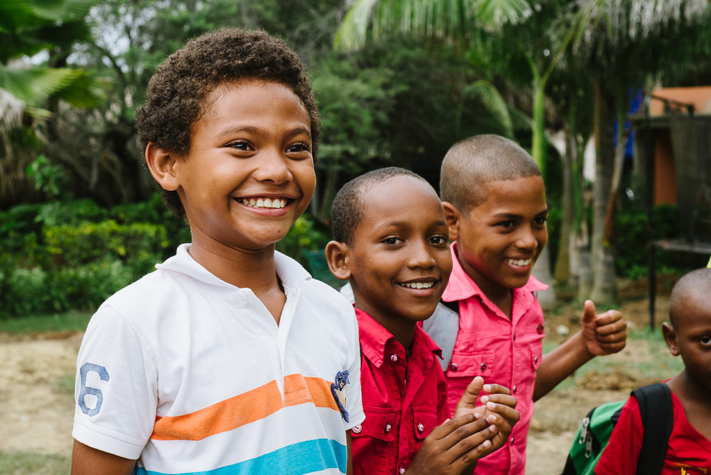Niños sonriendo durante un campamento BAKONDO