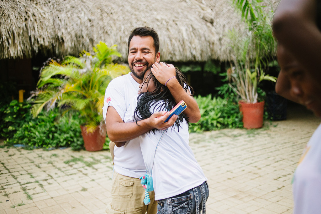 Un miembro del staff abraza a una niña durante el campamento