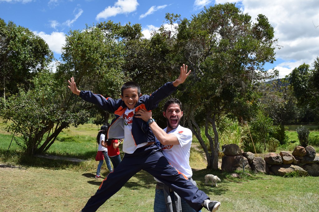 Un niño salta de alegría junto a un miembro del staff